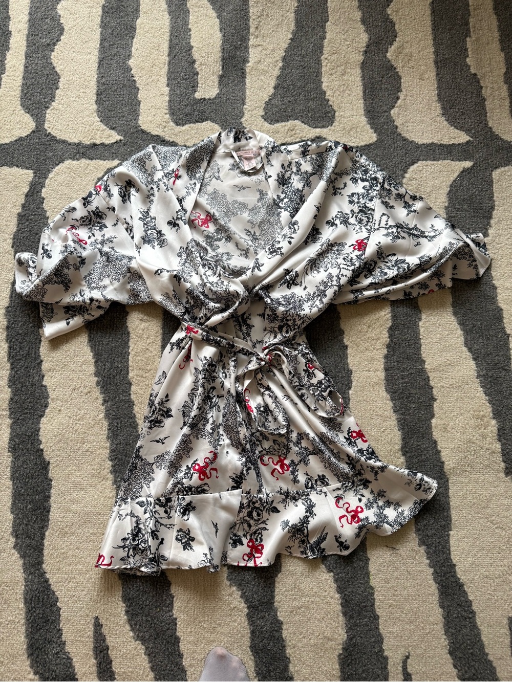 Victoria's Secret Satin Flounce Robe in the pattern Porcelain Toile White Satin